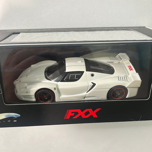 Hot Wheels Elite Ferrari FXX - Modèle Réduit 1:43 - Blanc Nacré Mica - Boîte Collector