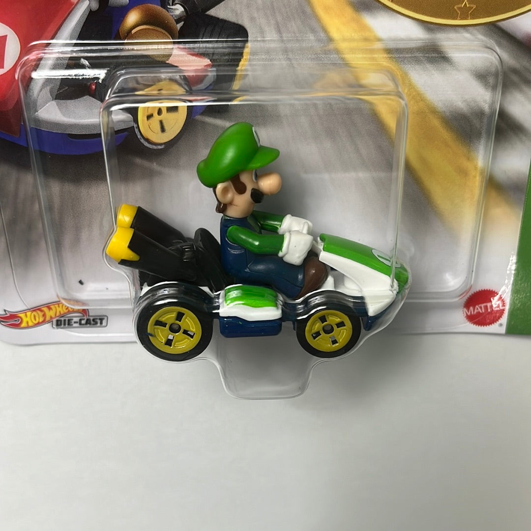 Hot Wheels Mario Kart Luigi w/ Standard Kart