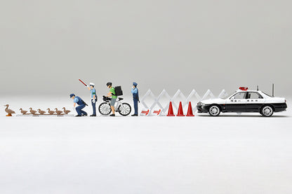 Tomica Limited Vintage Neo 1/64 Diorama Collection 64 #CarSnap 16a Police w/ Nissan Skyline GT-R Autech Version 40th Anniversary Patrol Car