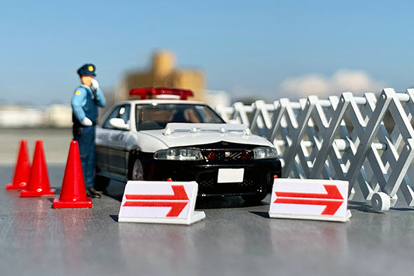 Tomica Limited Vintage Neo 1/64 Diorama Collection 64 #CarSnap 16a Police w/ Nissan Skyline GT-R Autech Version 40th Anniversary Patrol Car