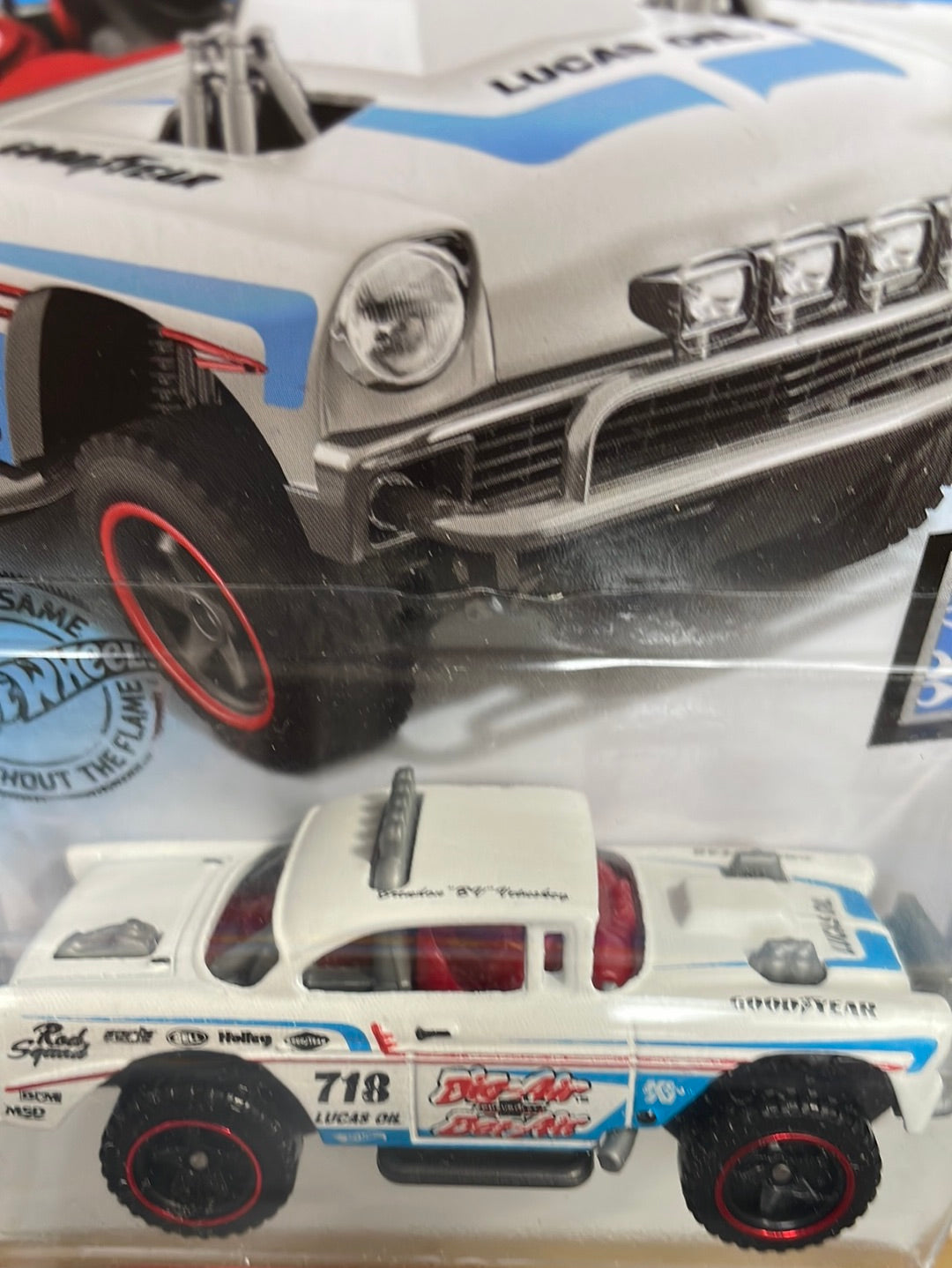 Hot Wheels 1/64 Big-Air Bel-Air White - Damaged Box