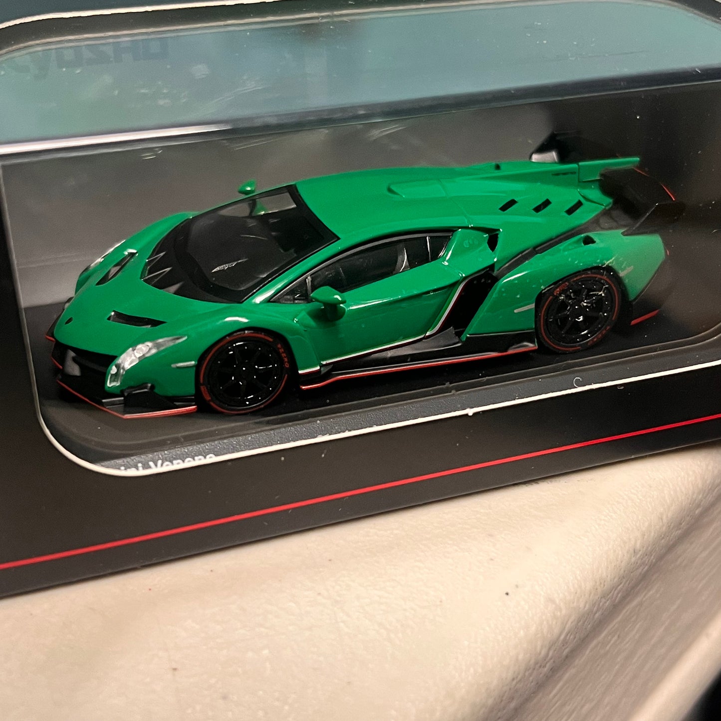 1/64 Kyosho Lamborghini Veneno Green / Red Line