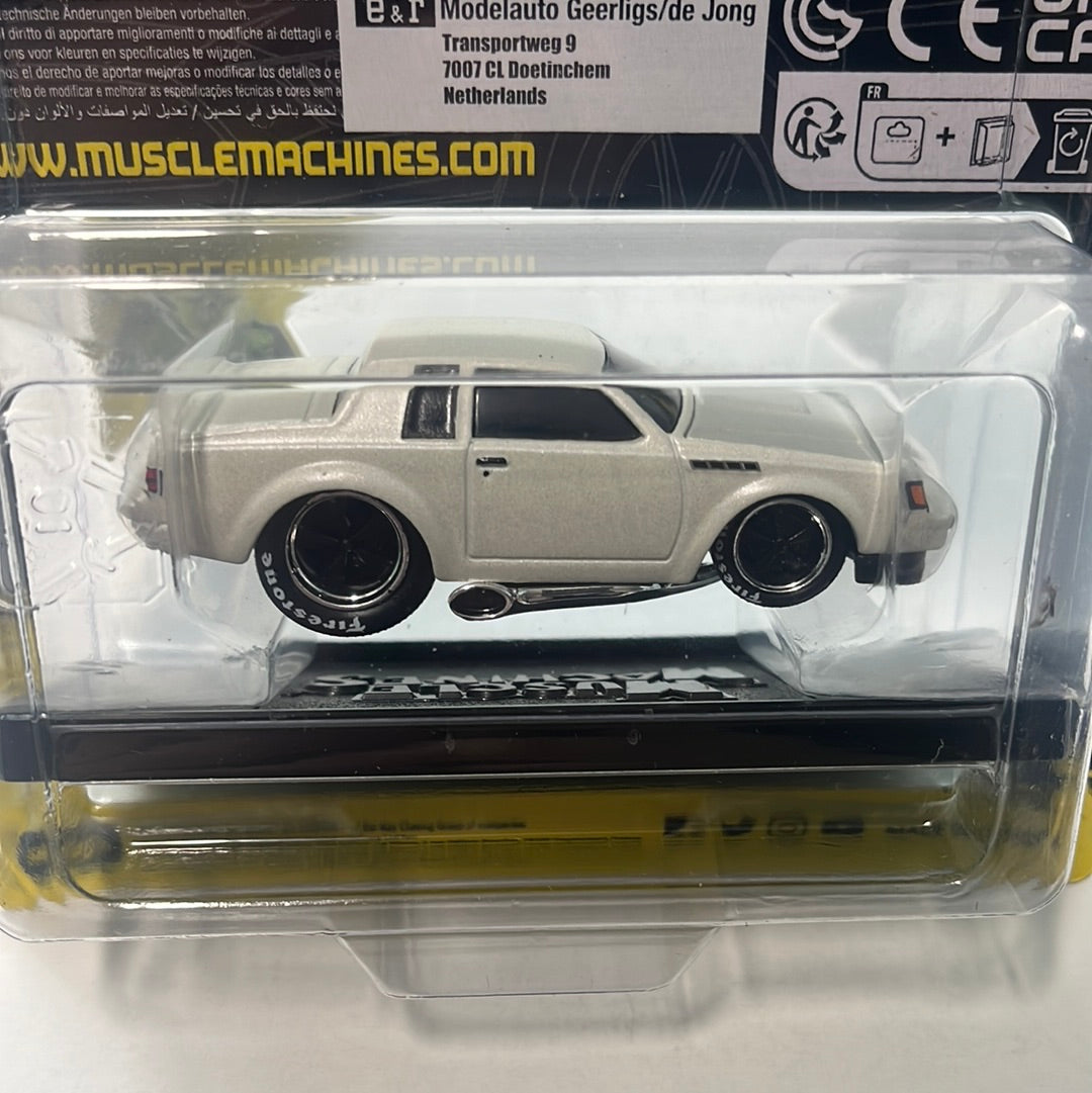 1/64 Muscle Machines 1987 Buick GNX White - Damaged Card