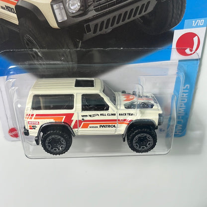 Hot Wheels 1/64 Nissan Patrol Custom Beige