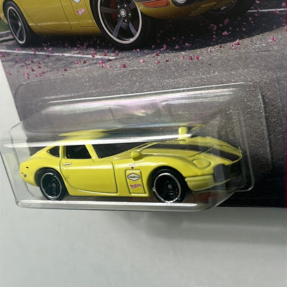 Hot Wheels Toyota 2000 GT Yellow - Japanese Classics