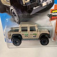 Hot Wheels 1/64 ‘15 Land Rover Defender Double Cab Beige