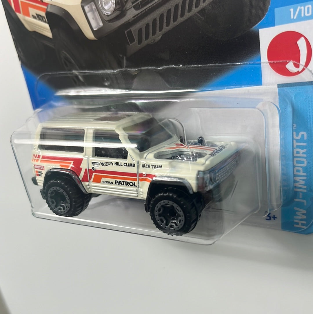 Hot Wheels 1/64 Nissan Patrol Custom Beige