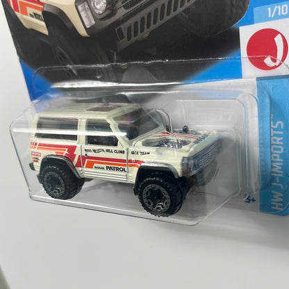 Hot Wheels 1/64 Nissan Patrol Custom Beige